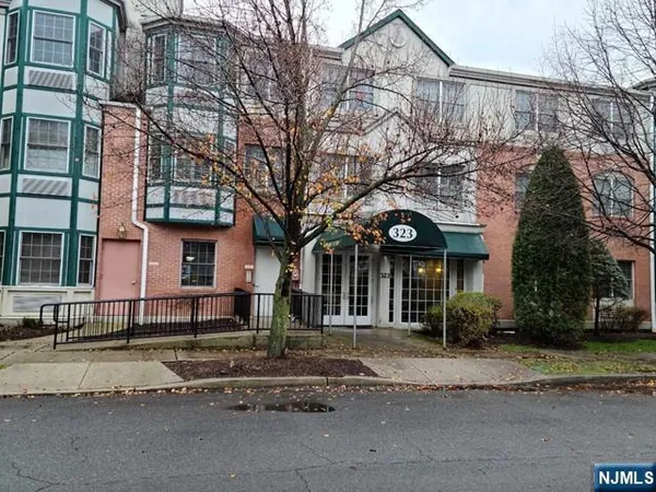 $495,000 | 323 Willow Street, Unit 3M, Teaneck, NJ 07666