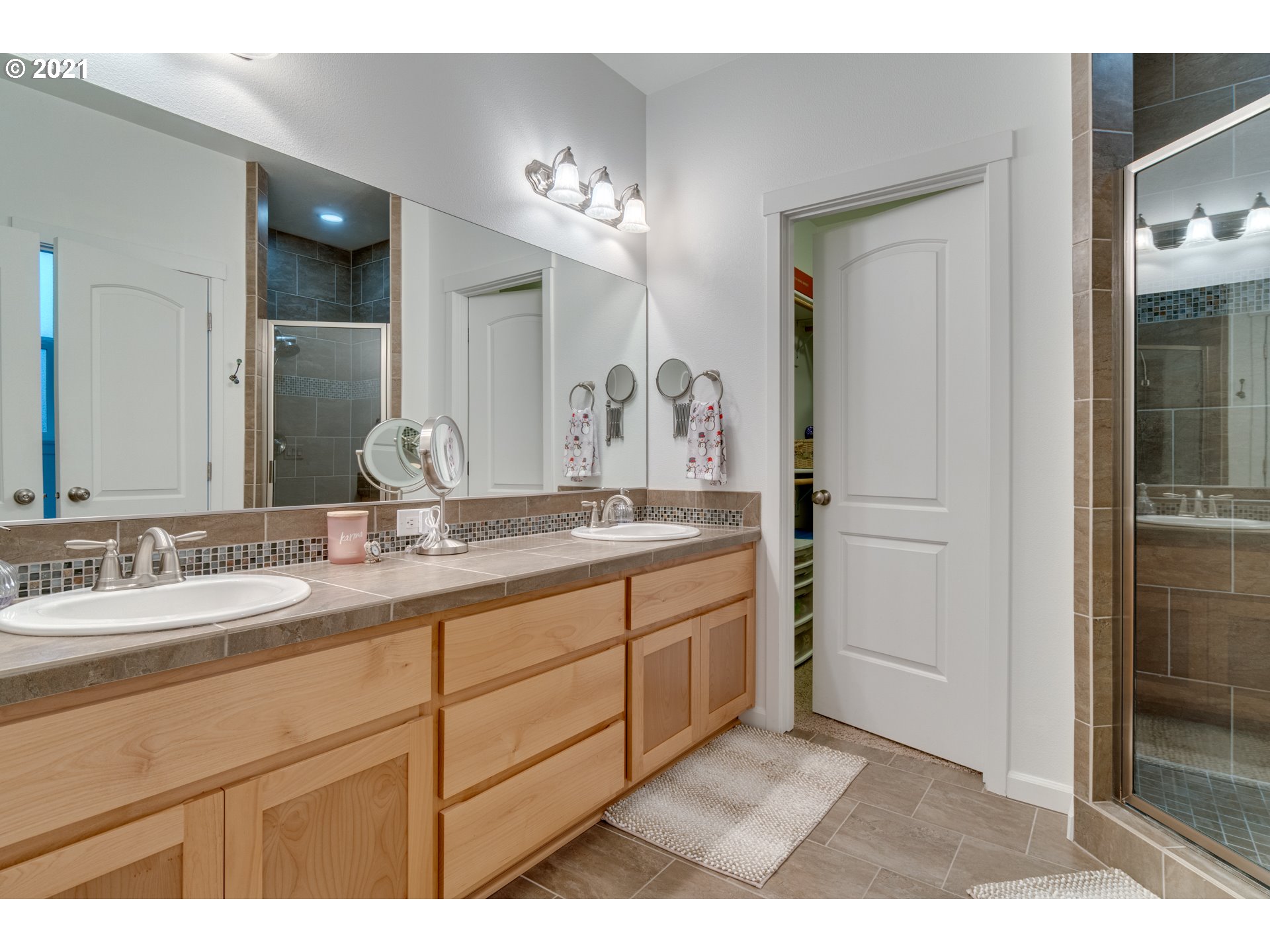 2609 South 18th Court Ridgefield, WA 98642 - Photo 19 of 26 a bathroom with a double vanity sink and a mirror