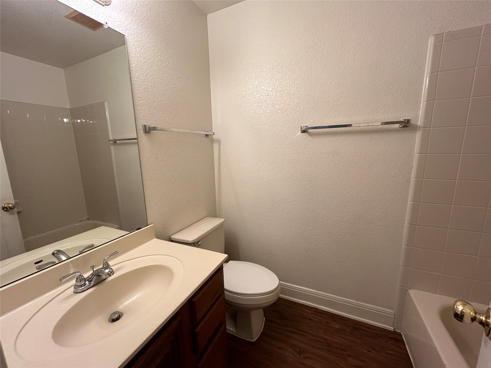 1909 Tranquilo Trail Austin, TX 78744 - Photo 10 of 14 Full hall bathroom