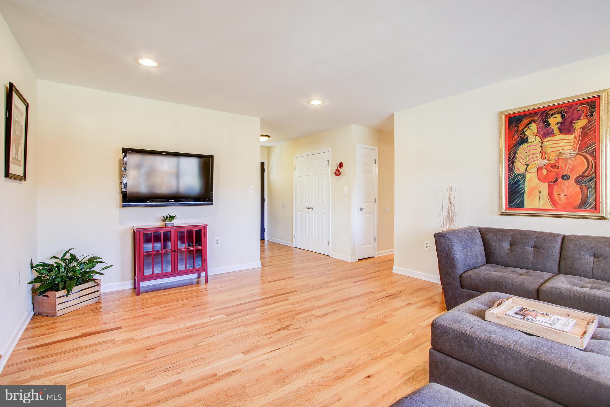 4805 Rim Rock Road Rockville, MD 20853 - Photo 8 of 31 Living Room