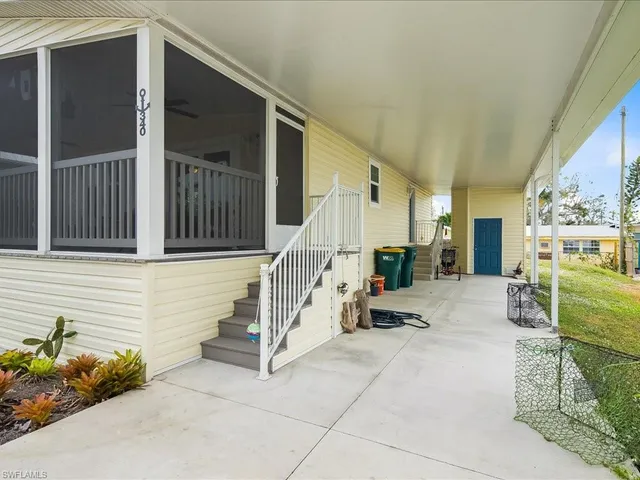 a view of entryway livingroom and hall