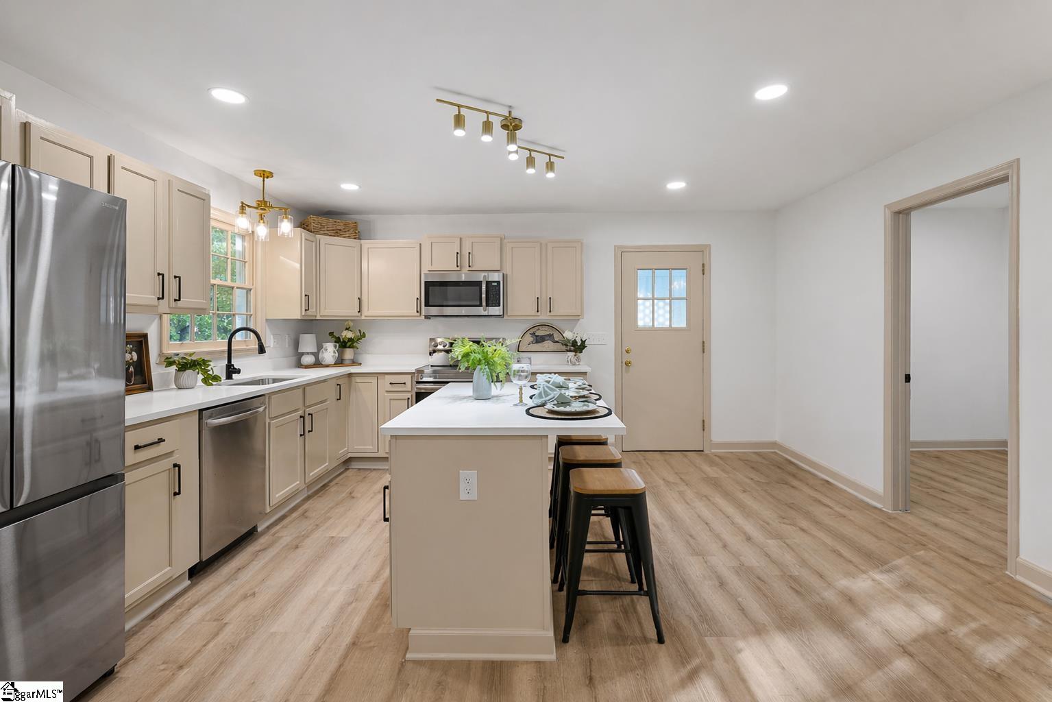 406 Rollingreen Road Greenville, SC 29615 - Photo 12 of 42