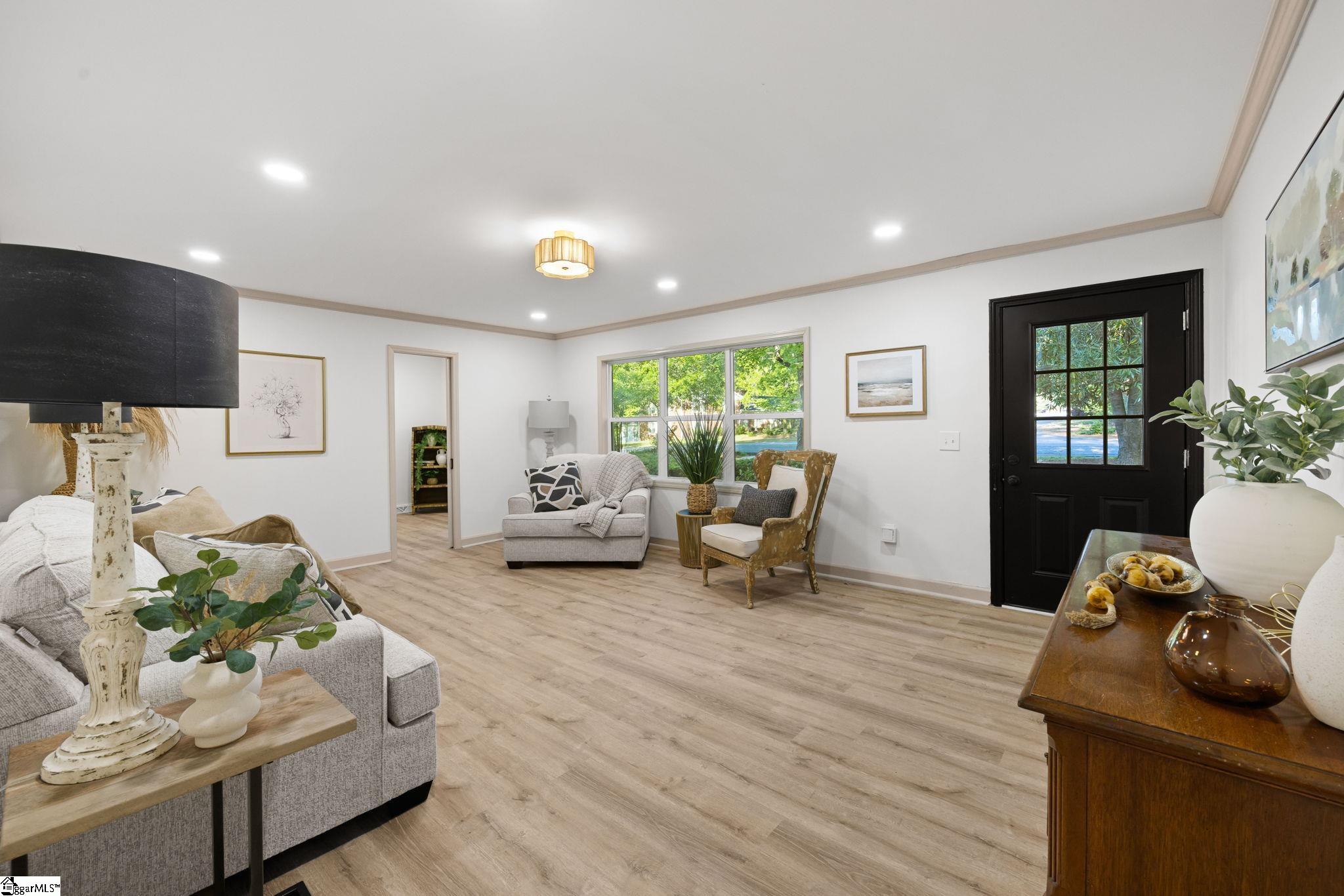 406 Rollingreen Road Greenville, SC 29615 - Photo 8 of 42