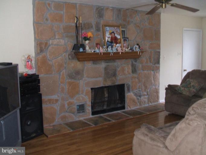 12901 River Ridge Place Laurel, MD 20708 - Photo 2 of 27 Living Room