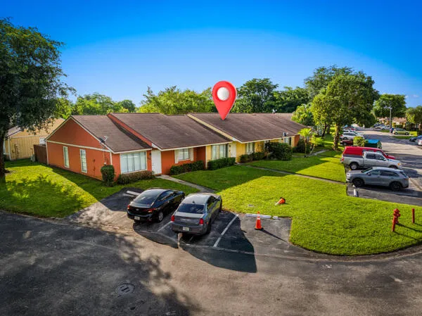 a view of a house with backyard