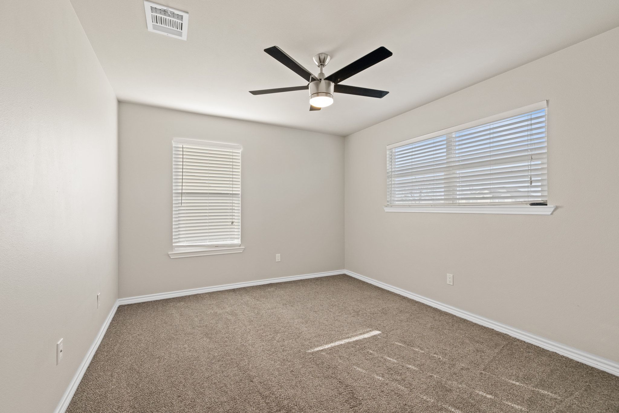 609 A West 7th Street Taylor, TX 76574 - Photo 16 of 35 a view of a livingroom with a ceiling fan & windows