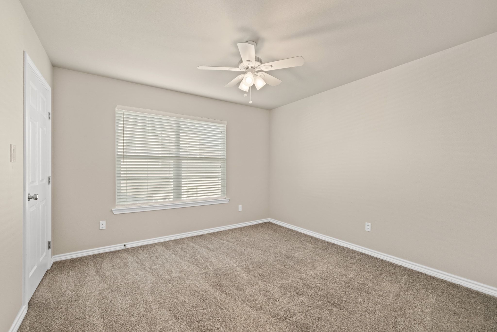 609 A West 7th Street Taylor, TX 76574 - Photo 18 of 35 an empty room with a window and a ceiling fan