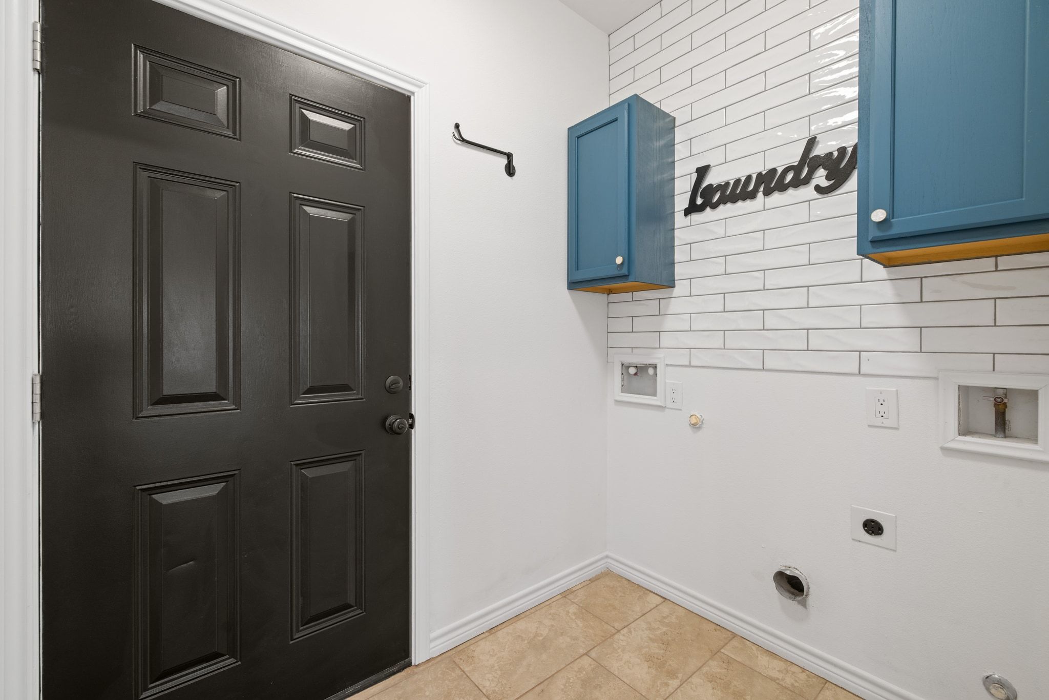 609 A West 7th Street Taylor, TX 76574 - Photo 21 of 35 a bathroom with a shower