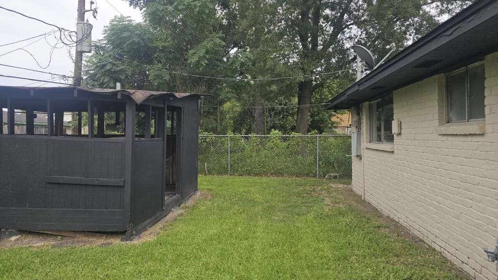 6523 Hanley Lane Houston, TX 77016 - Photo 17 of 17 a view of a backyard with pathway
