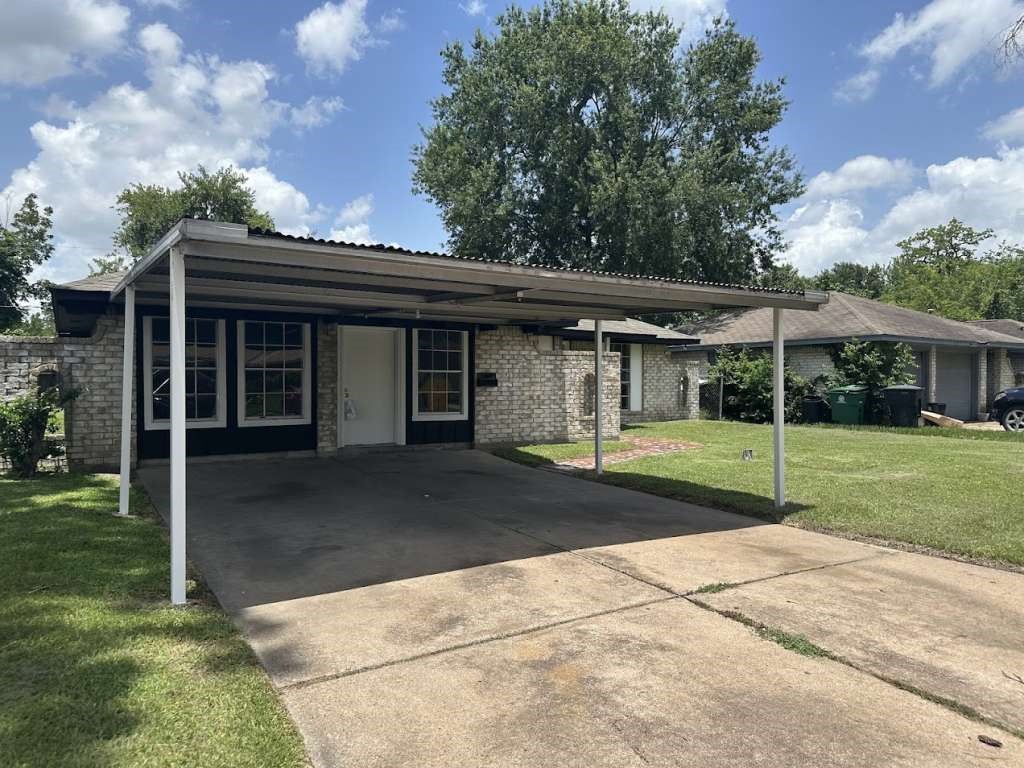 6523 Hanley Lane Houston, TX 77016 - Photo 2 of 17 a view of a house with a yard