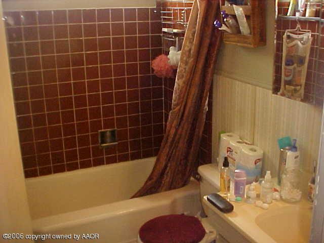 4316 South Jackson Street Amarillo, TX 79110 - Photo 8 of 8 a bathroom with a bathtub