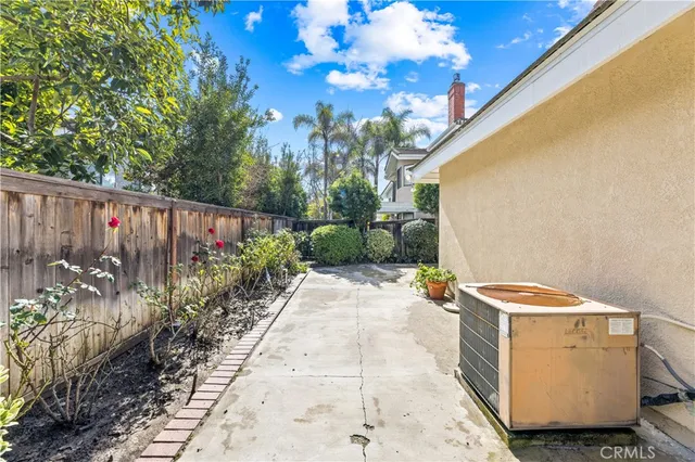 a view of back yard of the house