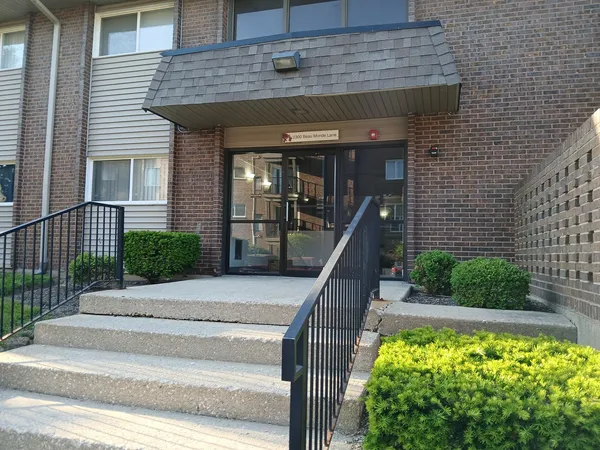 $1,600 | 2300 Beau Monde Lane, Unit 103, Lisle, IL 60532
