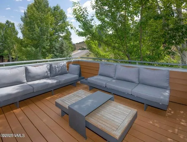 a view of sitting area with furniture