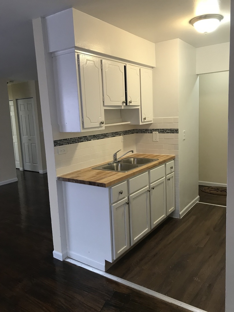 5848 North Kenmore Avenue, Unit 208 Chicago, IL 60660 - Photo 2 of 8