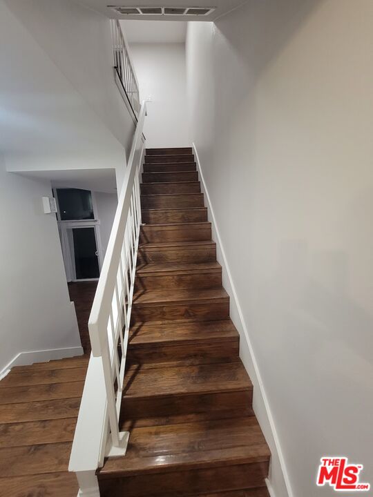 4866 1/2 McConnell Avenue Los Angeles, CA 90066 - Photo 11 of 11 a view of entryway