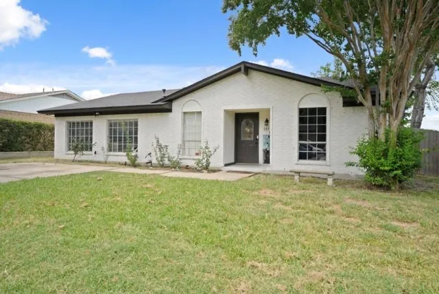 a view of a house with backyard