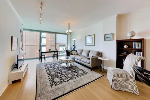 $339,000 | 1570 Elmwood Avenue, Unit 909, Evanston, IL 60201