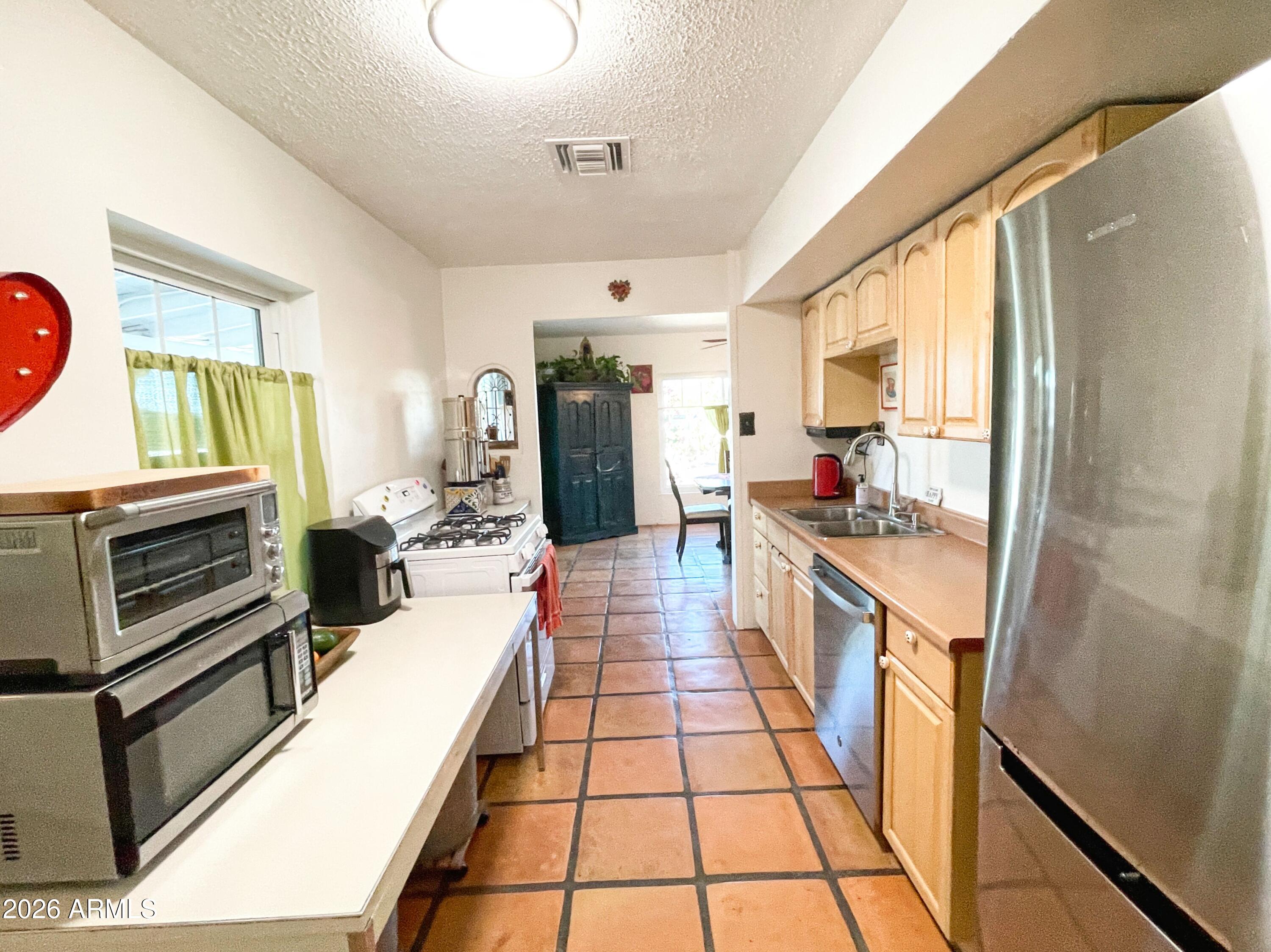 2107 East Monte Vista Road Phoenix, AZ 85006 - Photo 8 of 25 IMG_6259