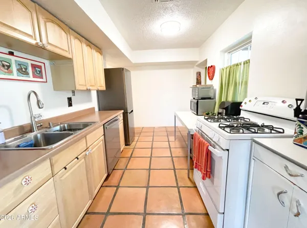 $1,895 | 2107 East Monte Vista Road, Phoenix, AZ 85006