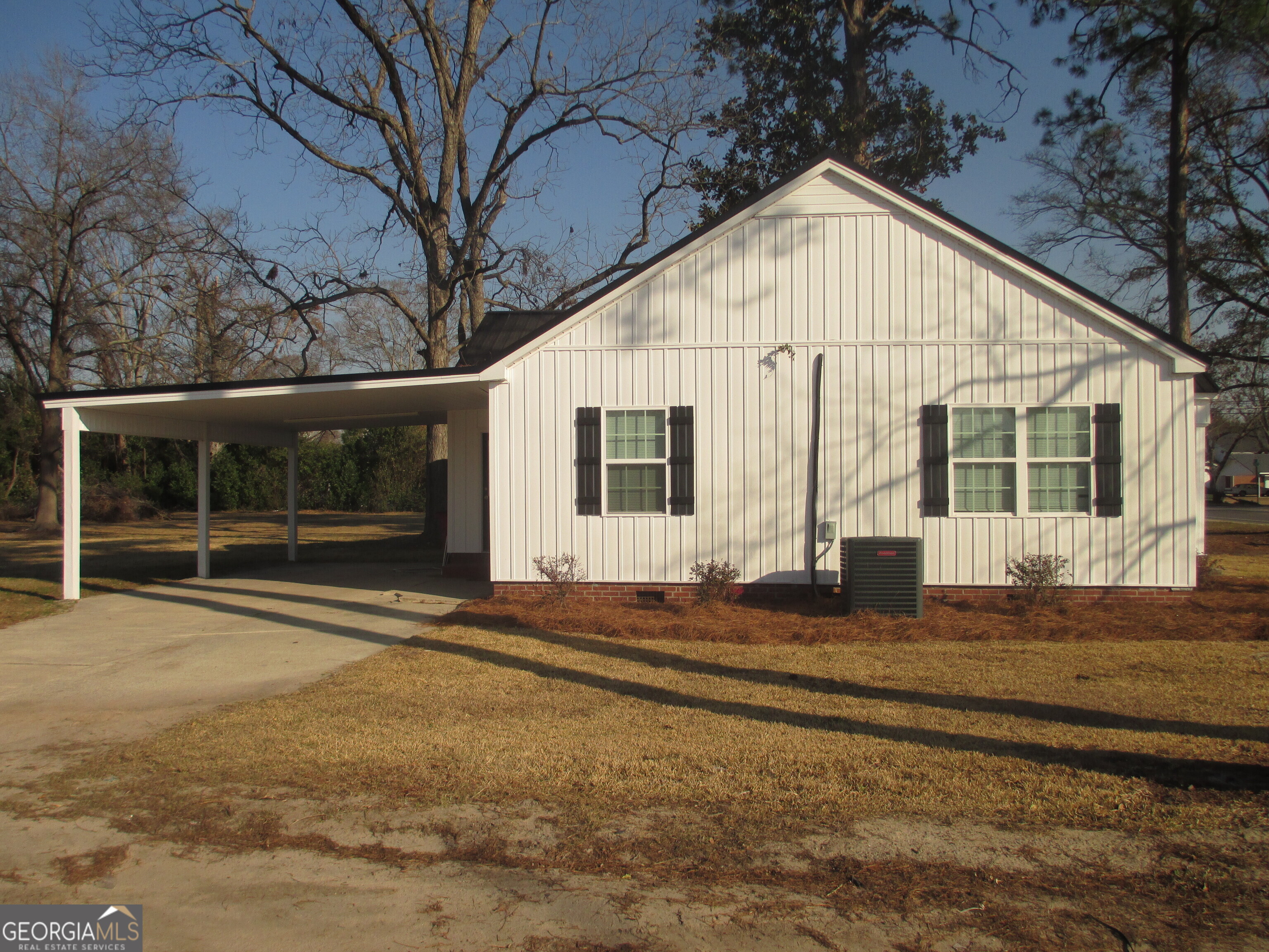 390 Bay Street Baxley, GA 31513 - Photo 2 of 24 a front view of a house with a yard