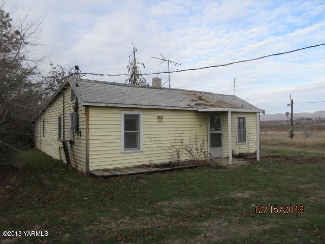 1660 Beane Road Moxee, WA 98936 - Photo 1 of 4 a view of a house with a yard