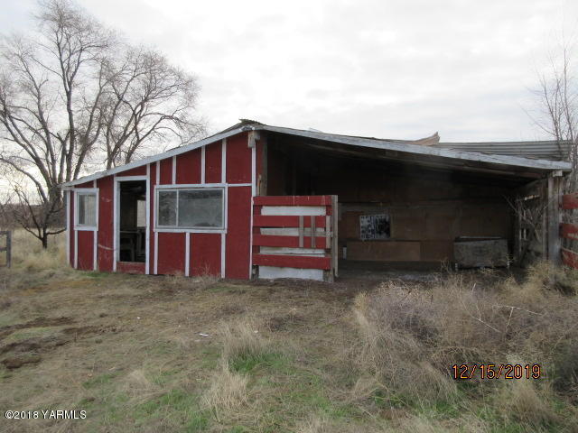 1660 Beane Road Moxee, WA 98936 - Photo 2 of 4 a view of backyard of house