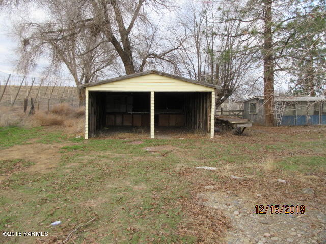 1660 Beane Road Moxee, WA 98936 - Photo 4 of 4 a backyard of a house with yard and trampoline