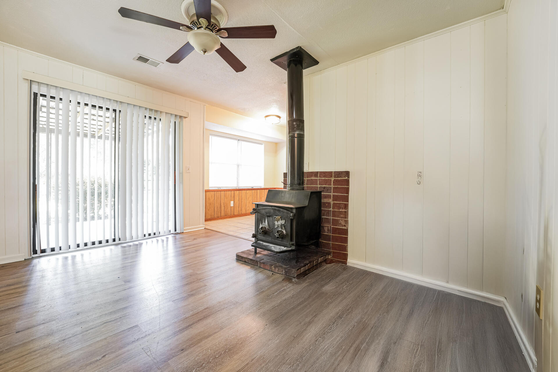 111 Finch Street Ladson, SC 29456 - Photo 3 of 15 3-photo-Living-Room-77943806-1709-4803-b