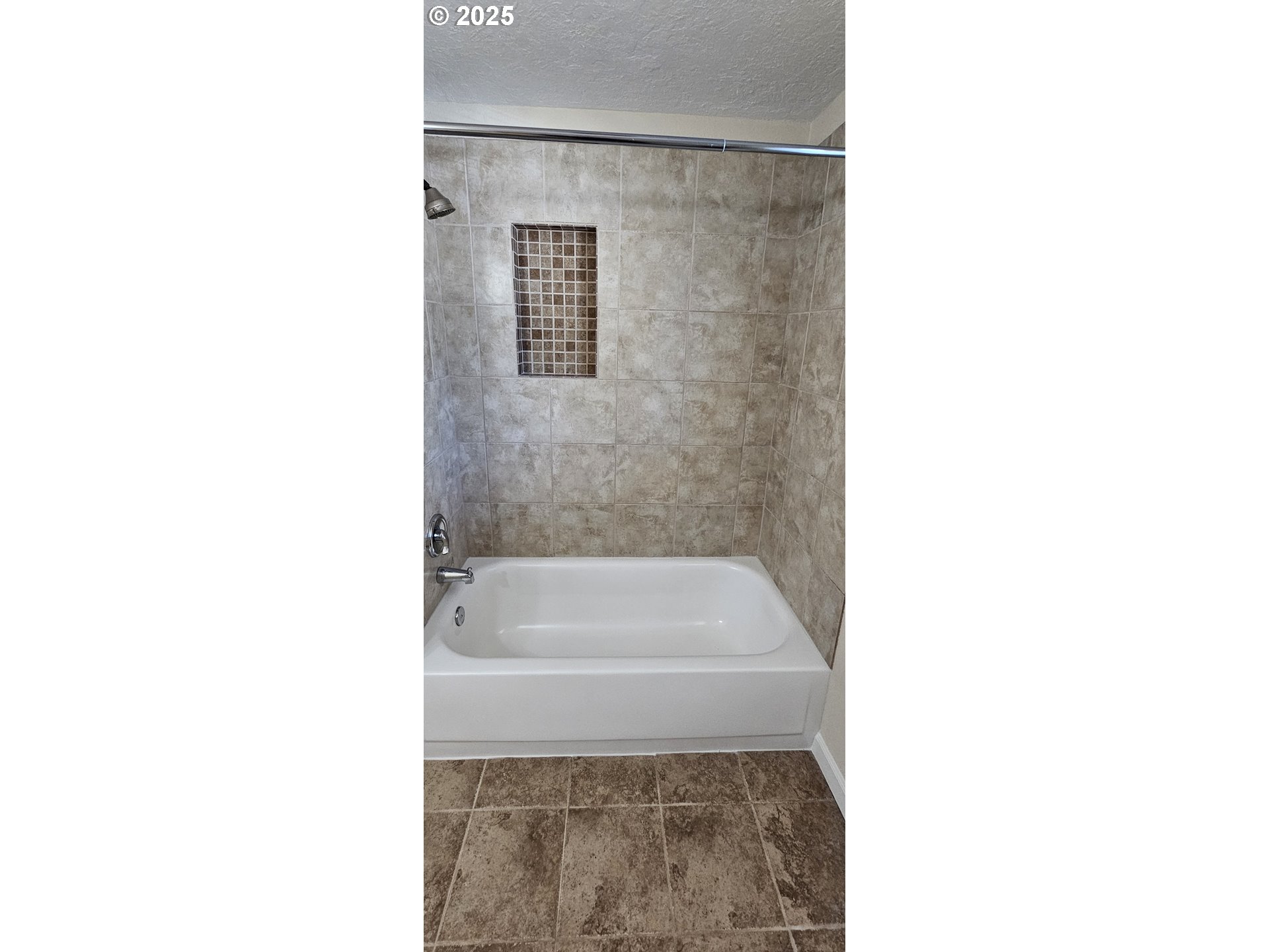 1132 Pleasant Street Springfield, OR 97477 - Photo 7 of 25 a bathroom with a shower and a bathtub