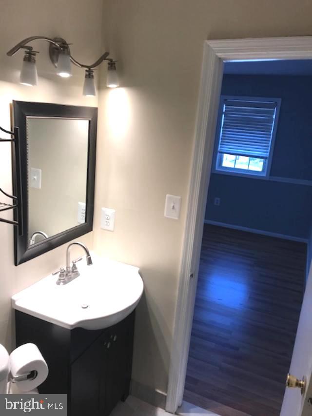 8531 Stonewall Road Manassas, VA 20110 - Photo 15 of 23 Full bath in master room