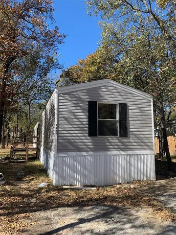 $1,300 | 1621 Coral Road, Azle, TX 76020