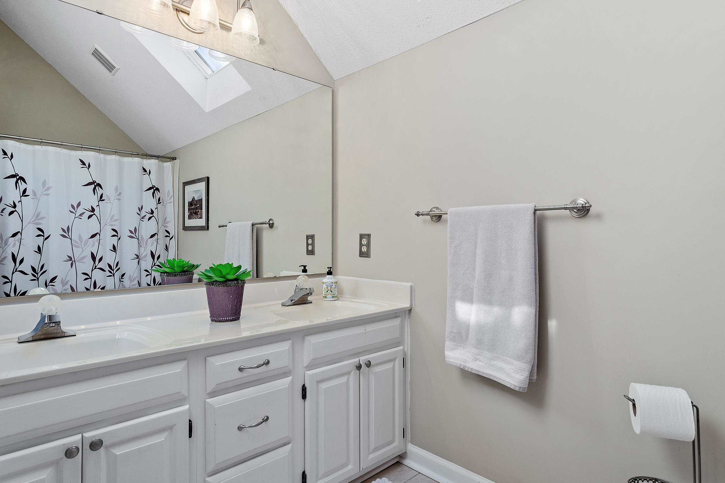 10004 Goodview Court Raleigh, NC 27613 - Photo 36 of 41 Guest Bath