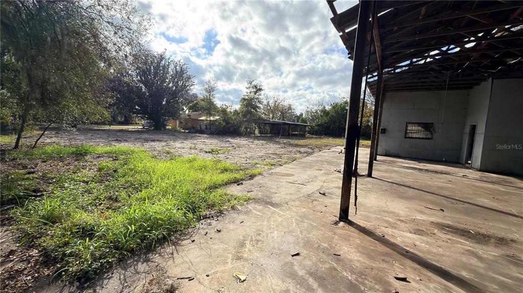 11 7th Street Southeast Fort Meade, FL 33841 - Photo 8 of 19 a view of a backyard of the house