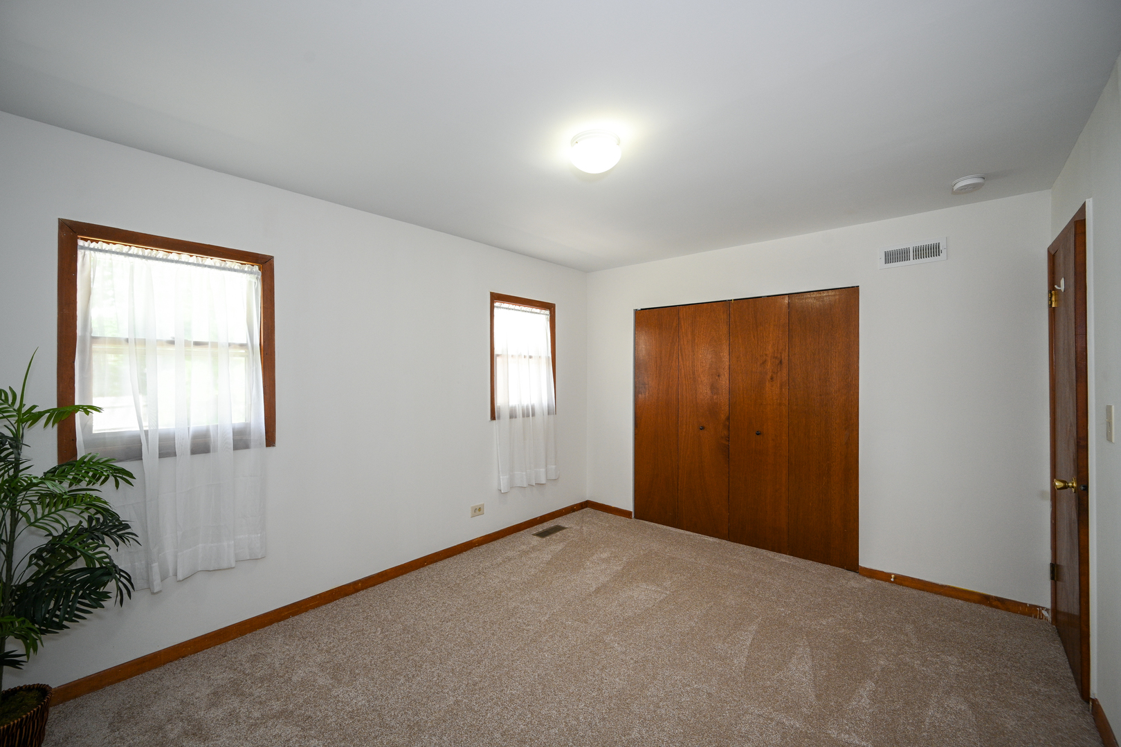 440 West Harrison Road Lombard, IL 60148 - Photo 19 of 26 an empty room with windows