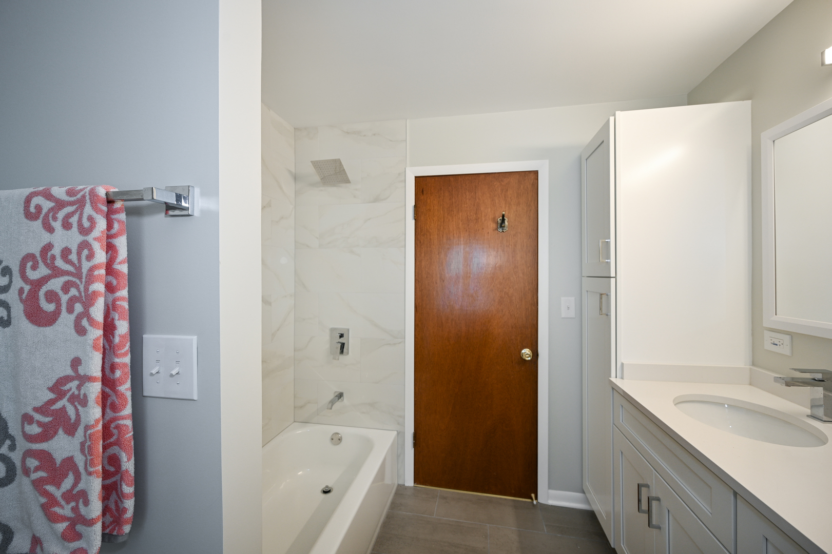 440 West Harrison Road Lombard, IL 60148 - Photo 21 of 26 a bathroom with a tub sink and mirror