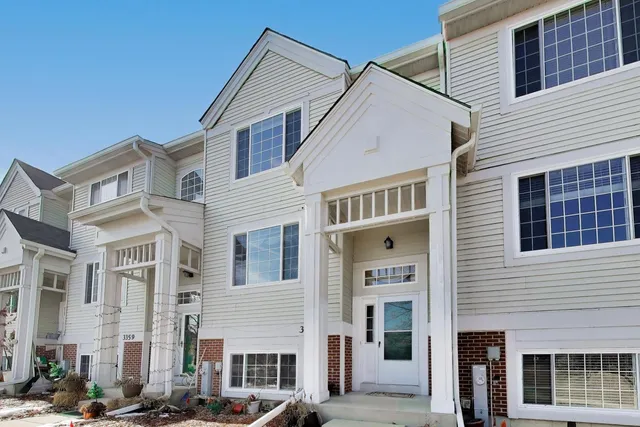 $2,800 | 3357 Ravinia Circle, Aurora, IL 60504