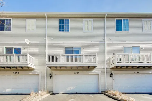 $2,800 | 3357 Ravinia Circle, Aurora, IL 60504