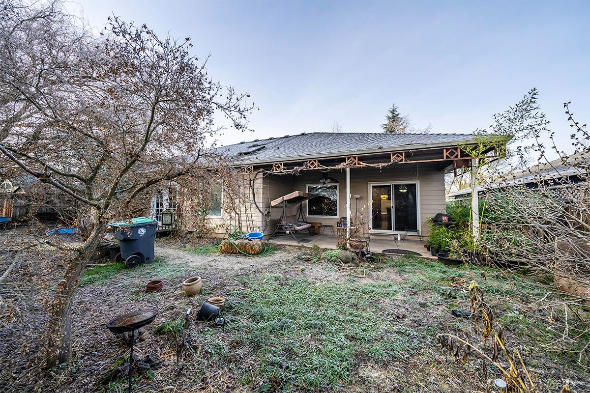 892 Mendolia Way Central Point, OR 97502 - Photo 23 of 29 DSC09433-HDR