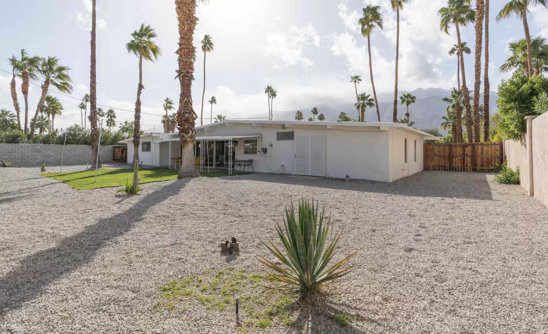280 North Monterey Road Palm Springs, CA 92262 - Photo 25 of 29 a view of a garden with tall buildings