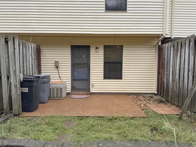 a view of a house with backyard and porch