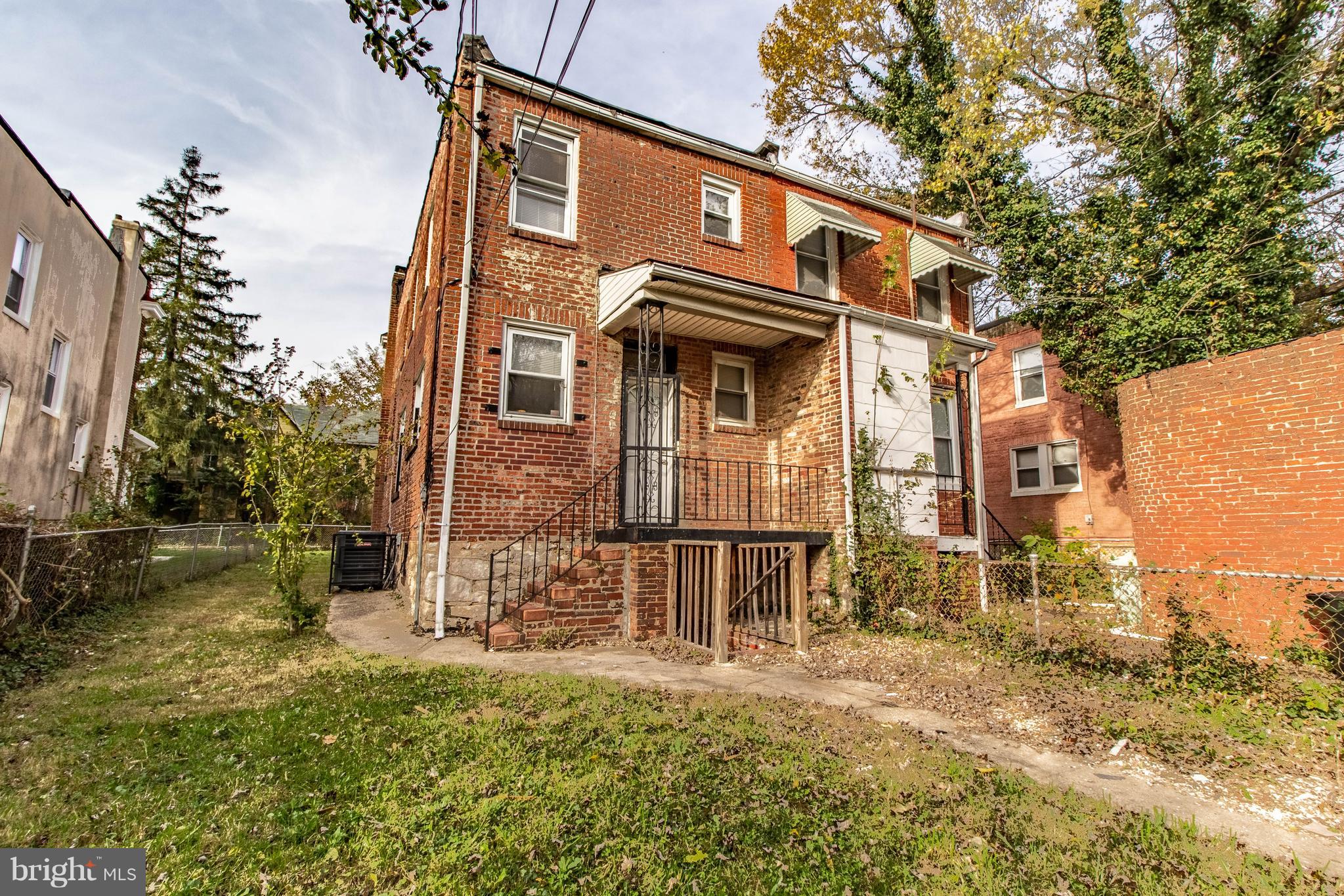 605 Benninghaus Road Baltimore, MD 21212 - Photo 29 of 30 a front view of a house with a yard