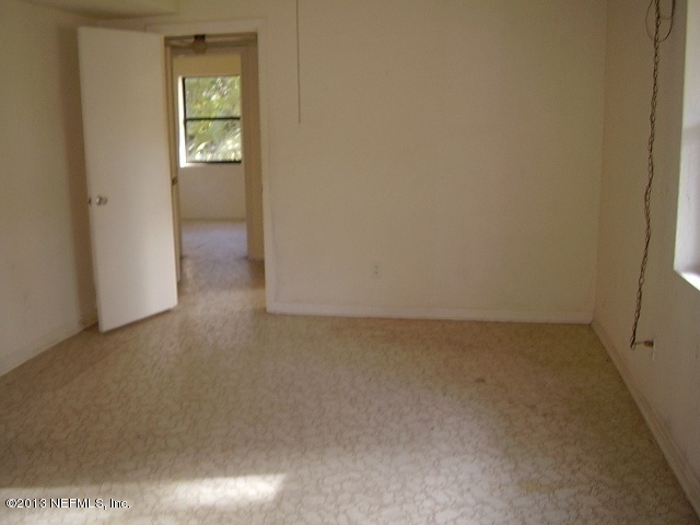 364 Sapelo Road Jacksonville, FL 32216 - Photo 3 of 12 Family Room