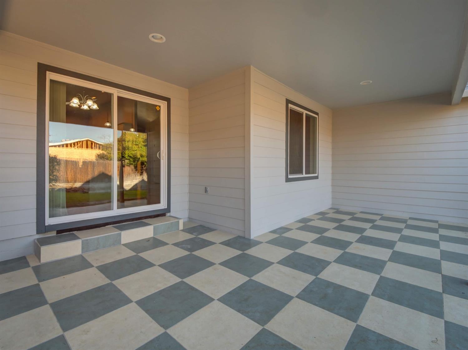 1535 Ridge Way Medford, OR 97504 - Photo 22 of 23 Large covered back porch.
