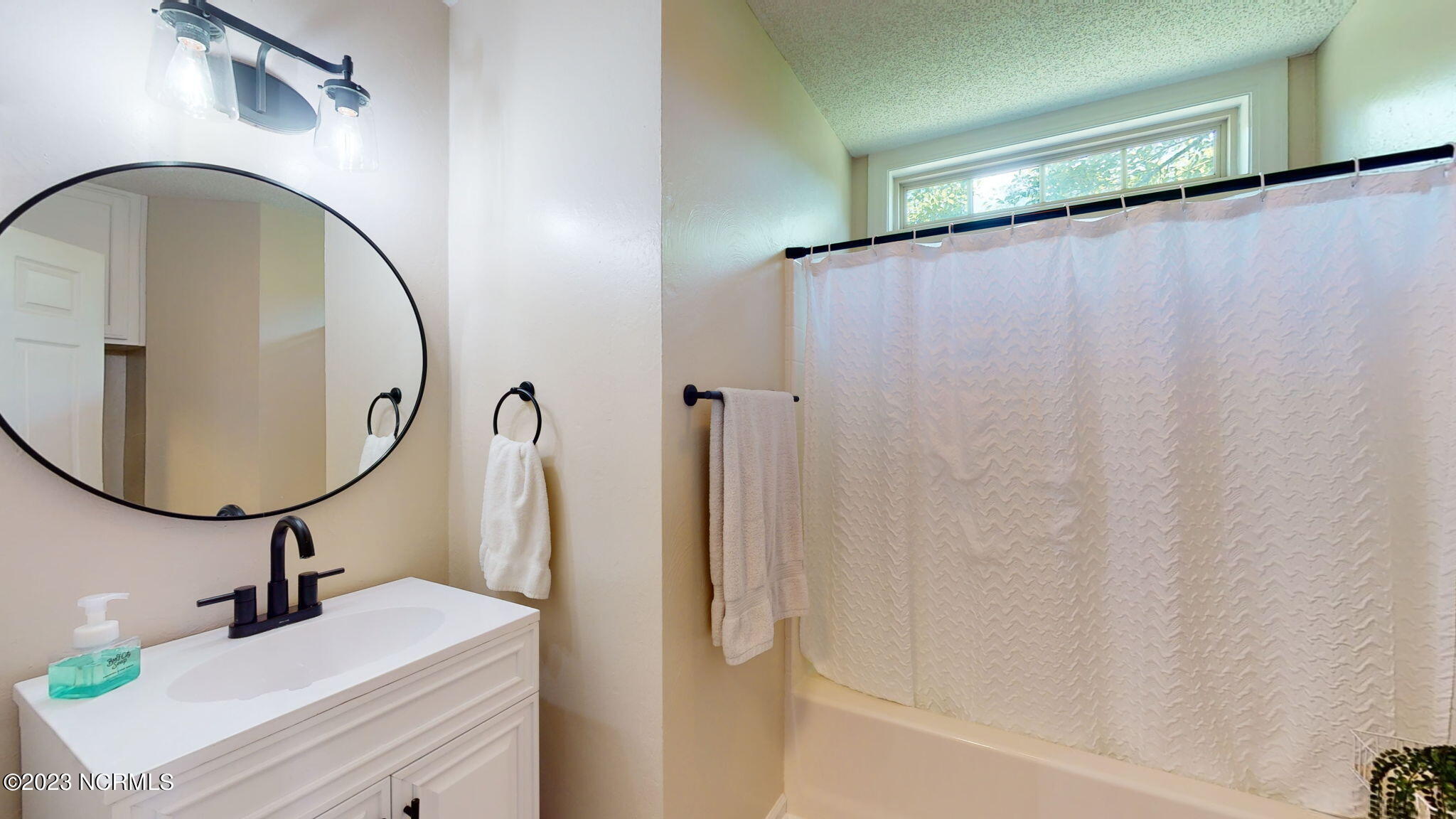 130 Geneva Road New Bern, NC 28562 - Photo 26 of 41 Hallway Bathroom