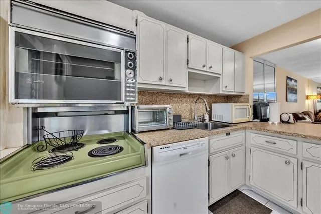 $169,900 | 4800 Hillcrest Lane, Unit 314, Hollywood, FL 33021