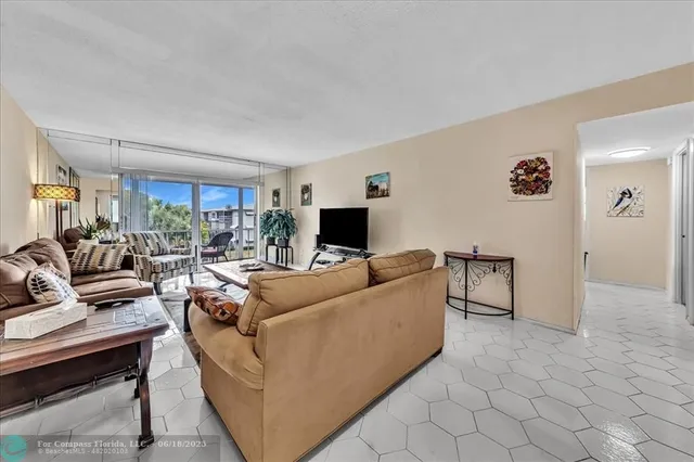 $169,900 | 4800 Hillcrest Lane, Unit 314, Hollywood, FL 33021