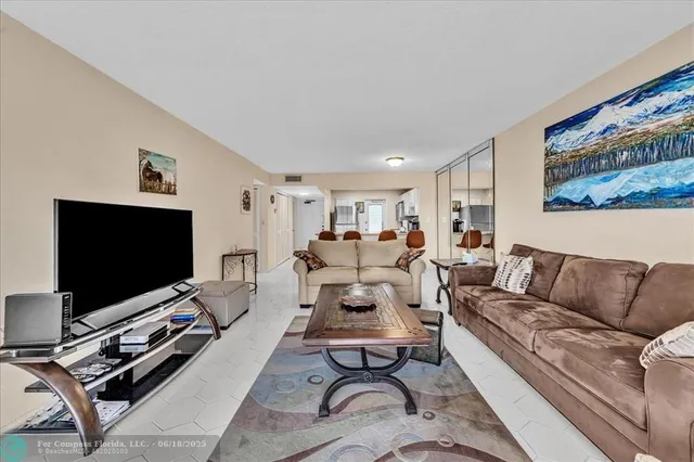 $169,900 | 4800 Hillcrest Lane, Unit 314, Hollywood, FL 33021