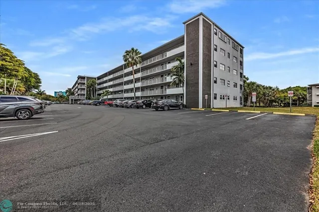 $169,900 | 4800 Hillcrest Lane, Unit 314, Hollywood, FL 33021