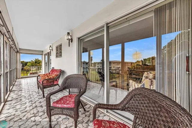 $169,900 | 4800 Hillcrest Lane, Unit 314, Hollywood, FL 33021